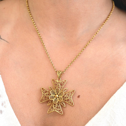 Collier croix maltaise semi précieuse