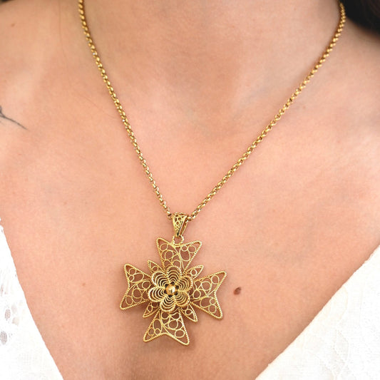 Collier croix maltaise semi précieuse