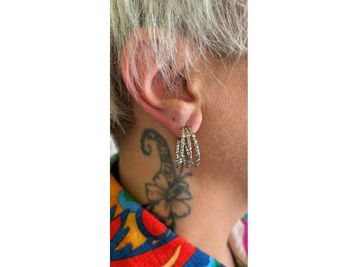 Boucles d\'oreilles argenté à anneaux triples texture